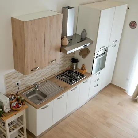 Petroni بيت للعطل باري